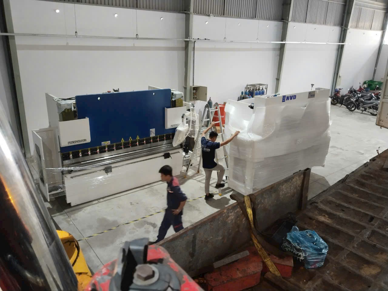 Bốc dỡ hàng hóa nặng cồng kềnh tại Bình Dương