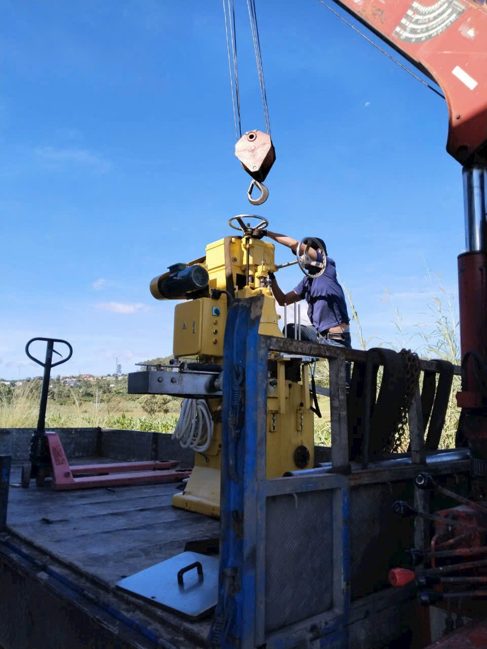 Bốc dỡ hàng hóa nặng cồng kềnh tại Long An