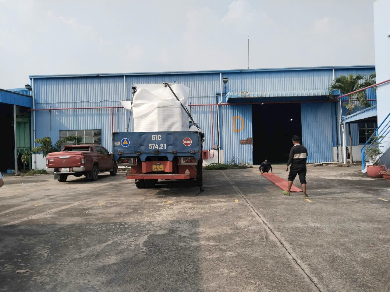 Bốc dỡ hàng hóa nặng cồng kềnh tại TPHCM