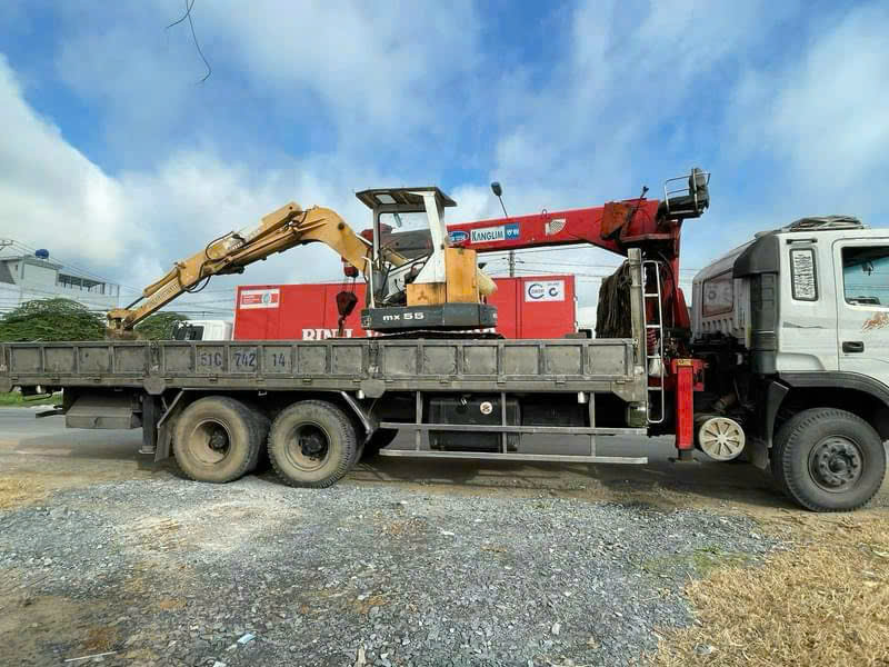 Dịch vụ xe cẩu nâng hạ thiết bị tại Bình Dương