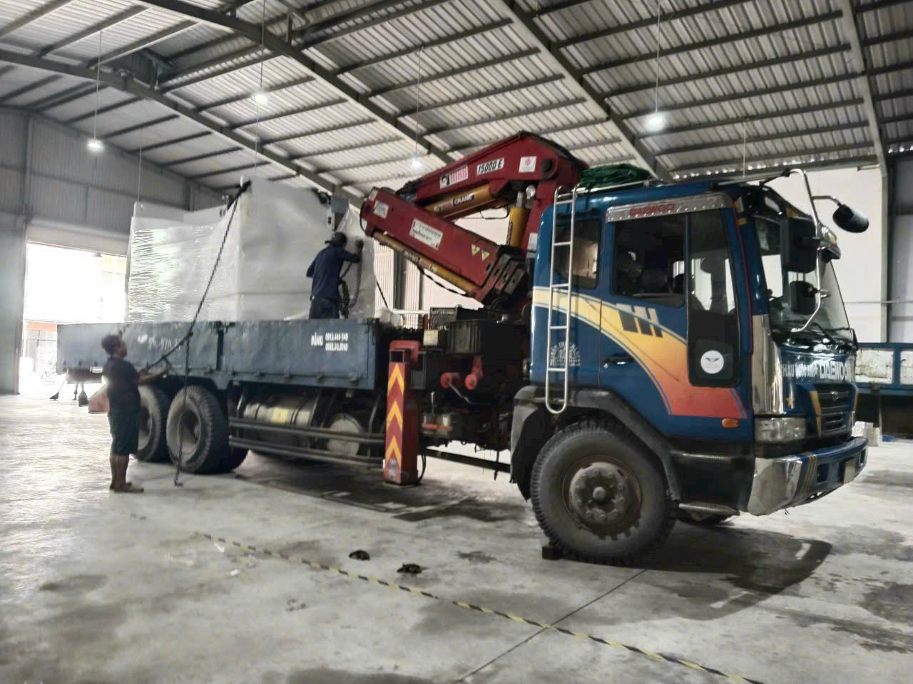 Dịch vụ xe cẩu nâng hạ thiết bị tại TPHCM